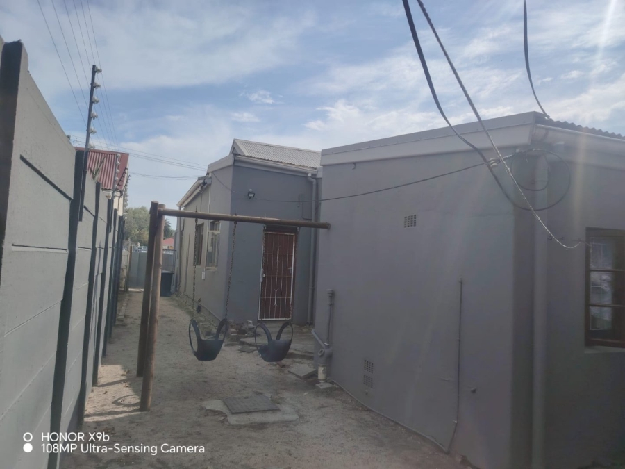 5 Bedroom Property for Sale in Wynberg Upper Western Cape